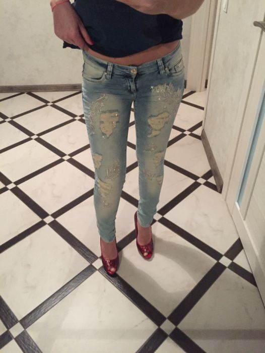 Приуженные джинсы Applause