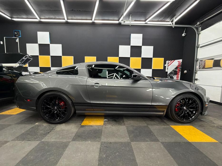 Ford Mustang Premium, obnizony, zmieniony wydech, nowe felgi i opony