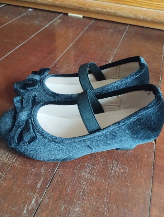 Sapatos pretos de menina