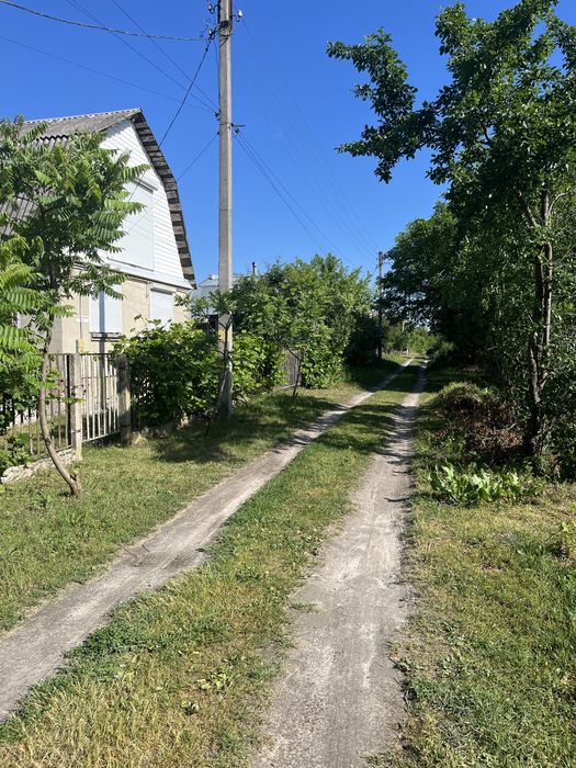 Продається земельна ділянка з будинком в с. Нова Українка