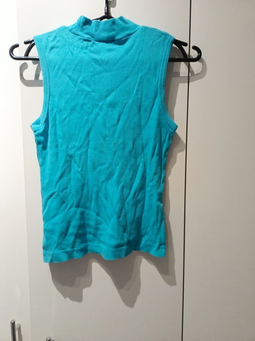 T-shirt na szelkach golf