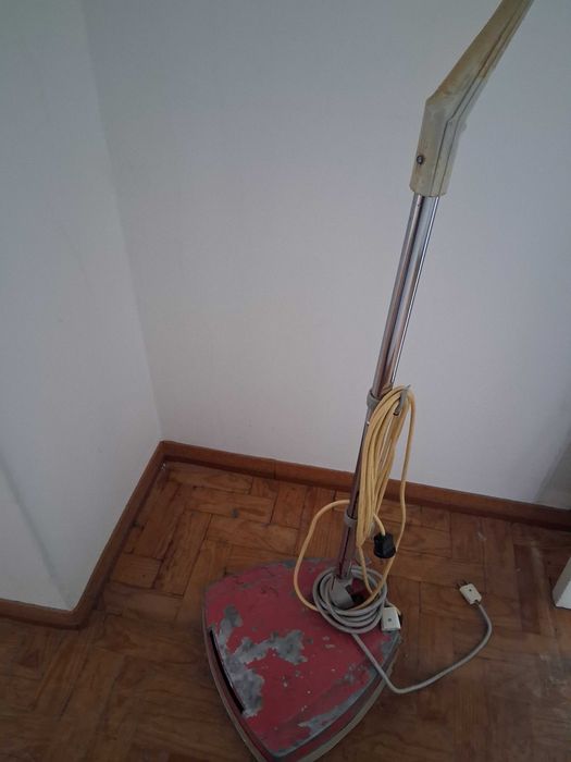 Enceradora antiga mas funciona bem!