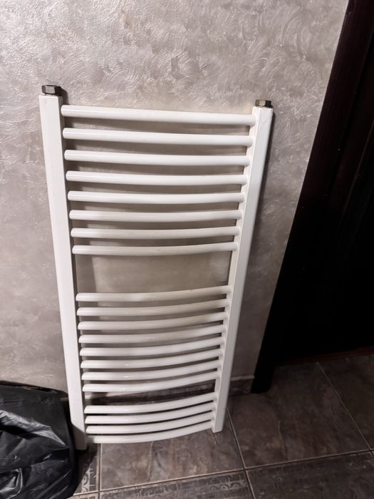 Тумба у ванну кімнату разом з умивальником і полотенцесушитель