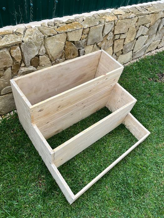 Vendo canteiro para horta com 3 andares.  Medidas 84cm x78cm x 50cm.