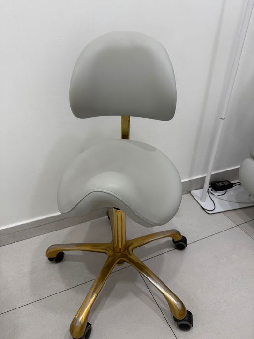 Femme primo Kazaro taboret