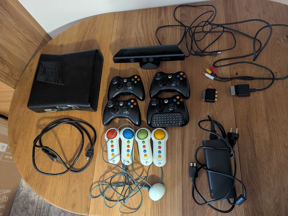 XBOX 360 + 4 pady + kinnect + gry + klawiatura do pada