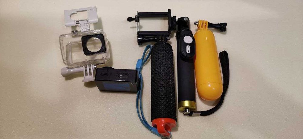 Экшн камера Xiaomi Yi Lite + аквабокс + Bluetooth-монопод + 2 поплавка