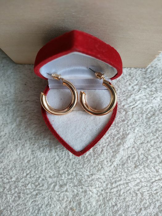 Minimalistyczne kolczyki kółka kolor złoty kolczyki koła wkrętki gold
