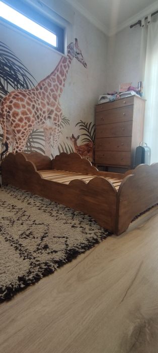 Cama de criança com colchão.