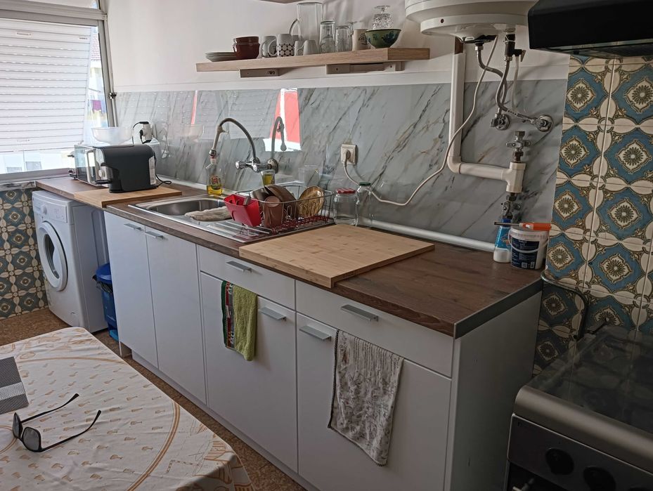 Quarto gigante para 1 ou 2 pessoas com varanda Moita - Centro) - todas as despesas incluida - 2 casas de Banho e cozinha completa