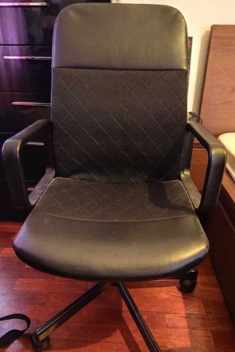 Cadeira de escritório quase nunca utilizada