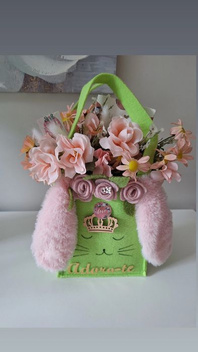 Arranjo  com flores artificiais