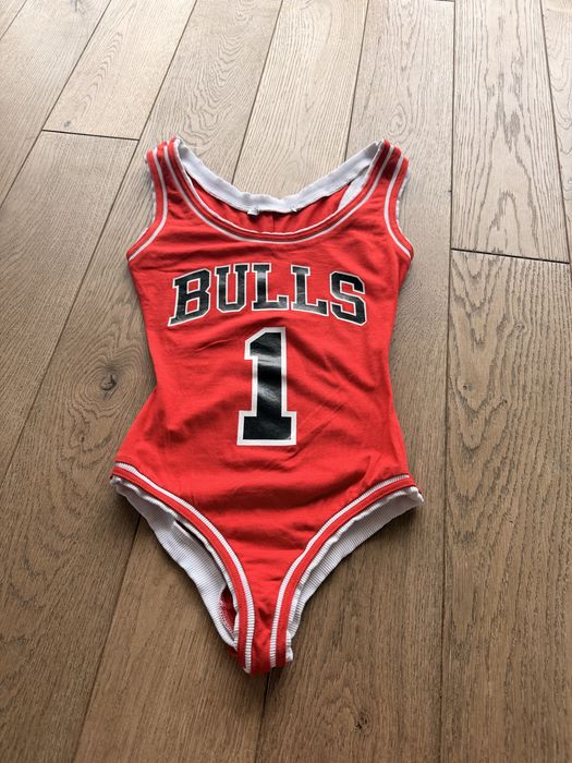 Czerwone body BULLS – sportowy styl, mocny print, idealne do zdjęć i stylizacji