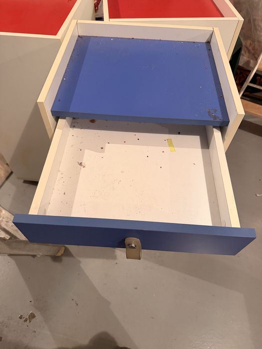 Armario com quatro gavetas quarto vermelho e azul e branco