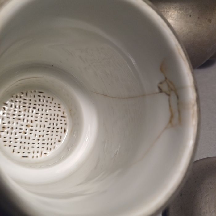 Zaparzacz imbryk przelewowy porcelanowy okuty