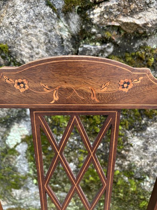 Par de cadeiras de quarto em madeira exotica com embutidos