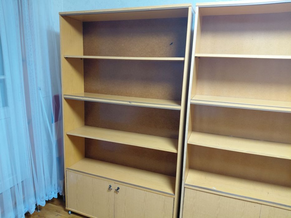 Продам дві шафи на колесах