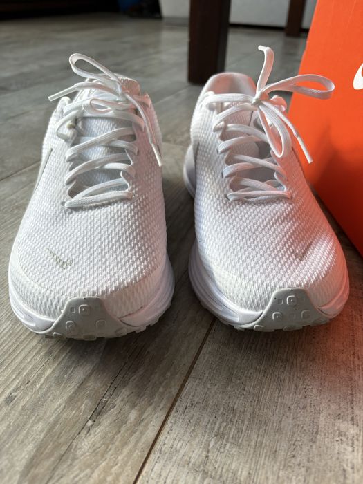 Buty biale Nike Revolution 8