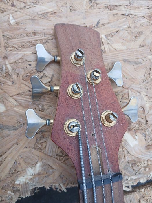 Бас гитара     .