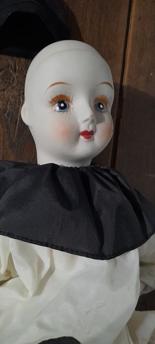 Arlequim em loiça,  pano e cetim