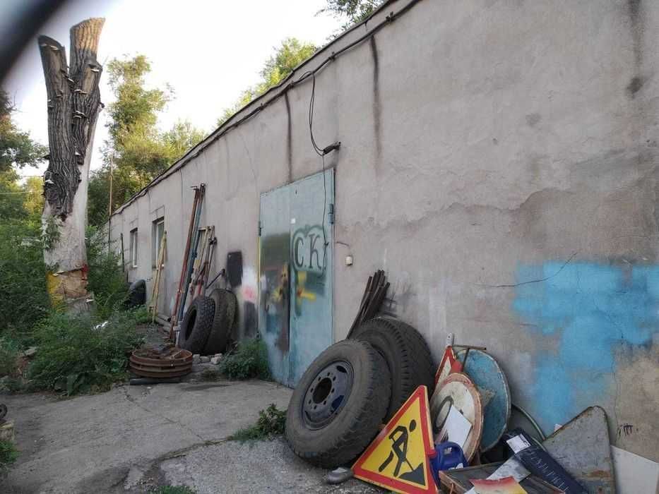 Комерційна база з виробничими приміщеннями та великою територією