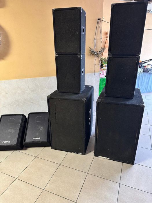 Sistema de som com muito material para desocupar