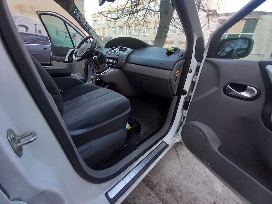 Renault Scenic 2 .1.6 бензин.2004 год