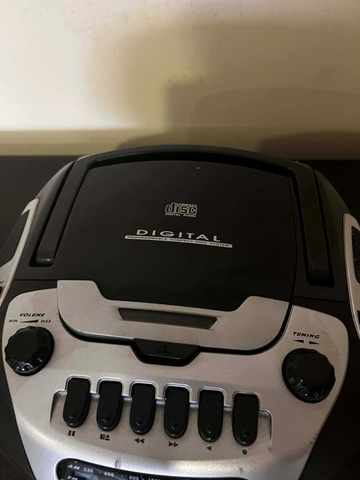 Rádio portátil CROWN com leitor de CD, cassete e rádio AM/FM.