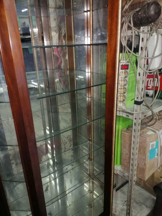 vitrine em madeira maciça e vidro