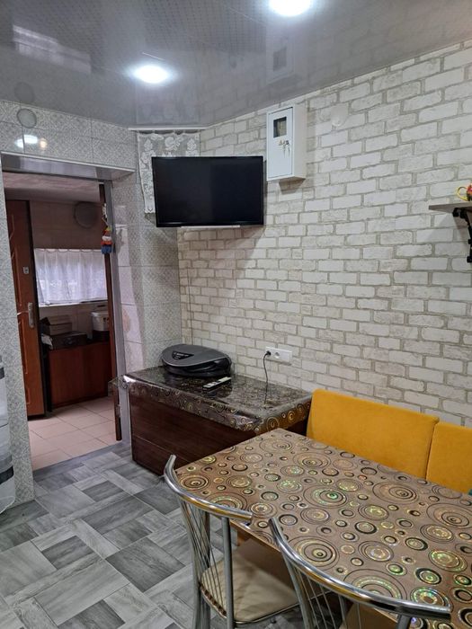 Частина будинку біля зупинки можна з котом