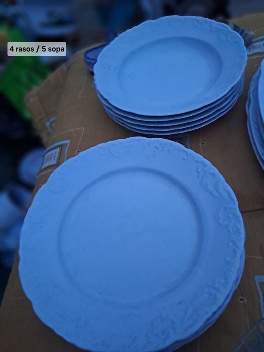 Four dinner plates and five soup bowls