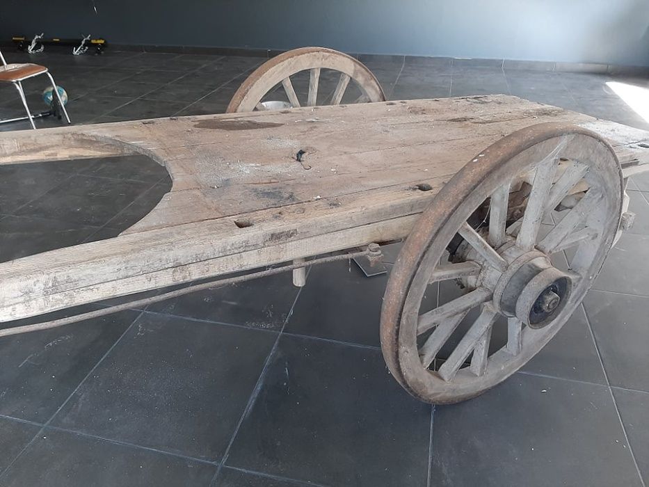 Carroça / Carro de Bois em Madeira e Ferro Forjado