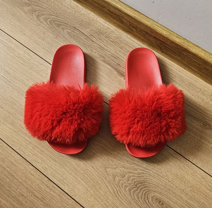 Damskie czerwone klapki kapcie z futerkiem używane
