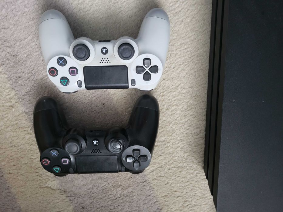 KONSOLA PS4 PRO+2 Pady+3 gry za 200 zł (FC24,Horizon Dawn II)