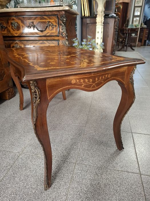 Mesa de Centro/ Mesa de Apoio Clássica.