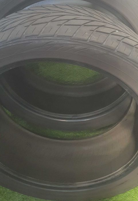 2 Pneus TOYO 265/40 R22 SEMI NOVOS