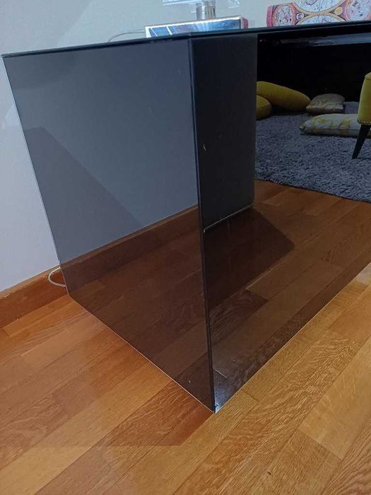 Mesa de apoio retangular em vidro em ótimo estado.