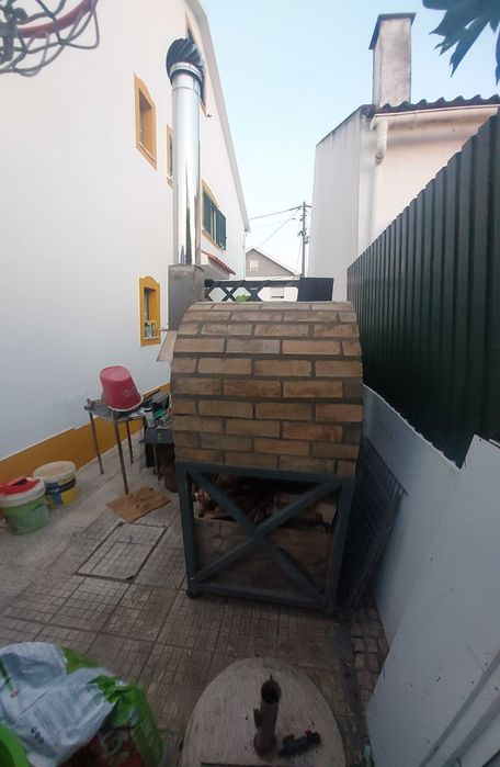 Forno a lenha com pouco uso