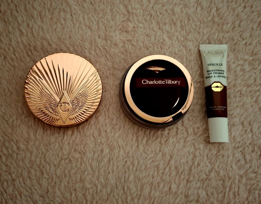 Sypki puder Charlotte Tilbury nowość  i baza do ust Laura Geller