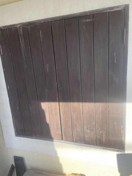 Vendo quatro janelas com portadas em madeira