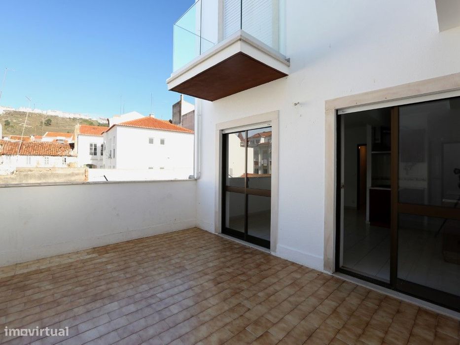 Apartamento T2 com terraço a dois passos da praia, no centro da Nazaré