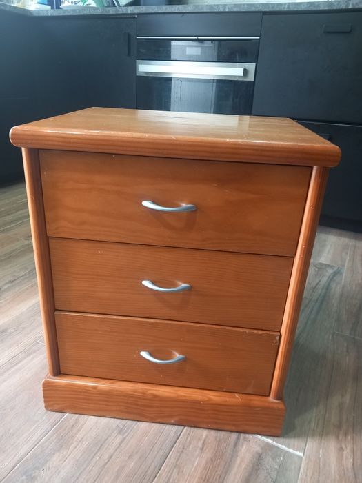Mesa de cabeceira c/ três gavetas