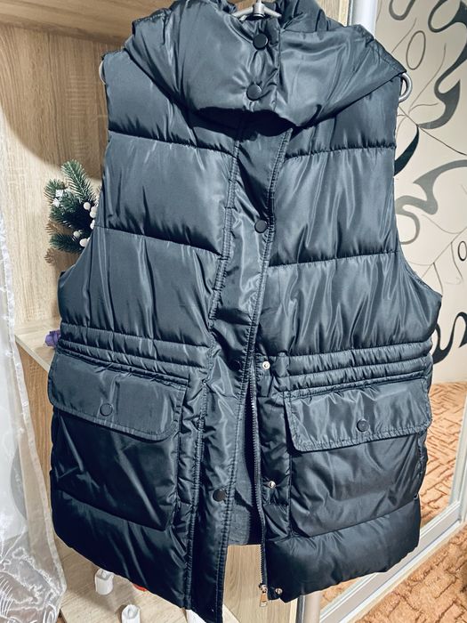 Жилетка, безрукавка чорна