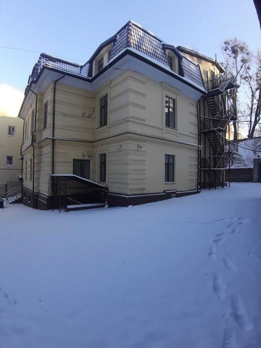 Оренда будівлі з прилеглою територією в центрі,  1100 м2 (БЕЗ КОМІСІЇ)