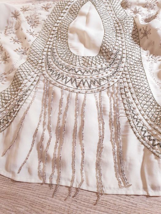 Vestido cru e dourado da marca Suite Blanco