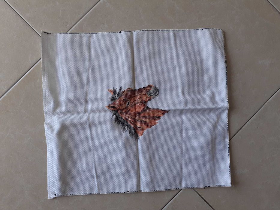 Vários bordados em ponto cruz