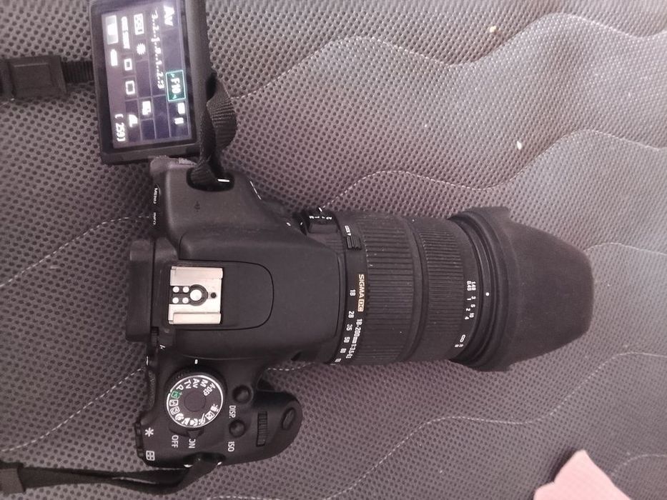 Câmera Canon 600D com vários extras a trabalhar sem problemas com mala 4 baterias carregador cabos de dados cartão de memória gipro