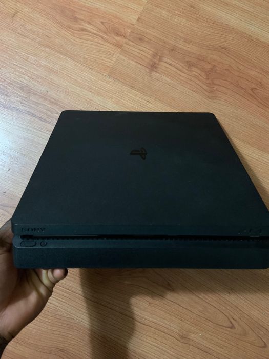 Play station 4 slim