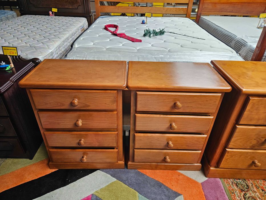 Excelentes mesas de cabeceira em madeira maciça - Valor unit