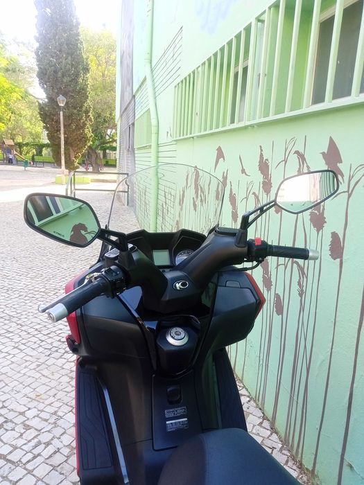 Venda de uma boa, linda e económica MaxiScooter Kymco SuperDink 350.